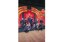 Leandro e Mônica Marchett junto ao ballet que abrilhantou o evento