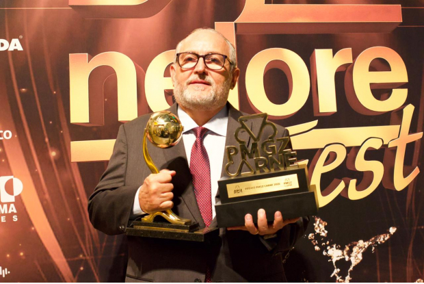 NELORE FEST 2025: PAULO HORTO RECEBE PRÊMIO NELORE DE OURO COMO INCENTIVADOR DA RAÇA